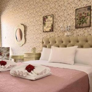 Un dormitorio con una cama con una bandeja con rosas. en Petrakis Sea View, en Palaiochóra