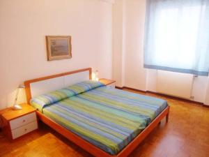 a bedroom with a bed and a window at Villa Al Mare in Grado