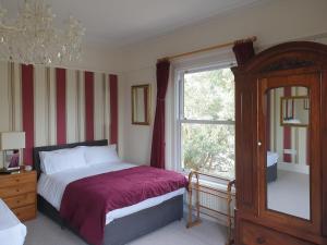 - une chambre avec un lit et une fenêtre dans l'établissement Clarence House Shanklin, à Shanklin