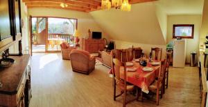 comedor con mesa y sala de estar en Alsace Appartements Meyer-Krumb, en Sigolsheim