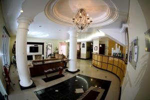 Hotel Bartz في كاماكوا: لوبي وثريا وغرفة معيشة