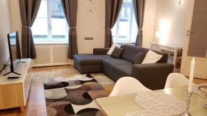 ブダペストにあるSupreme City Center Apartmentのソファとテーブルのあるリビングルーム