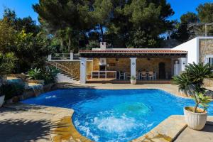 een zwembad voor een huis bij Bonaire, villa up to 8+2 with pool & views in Ibiza-stad