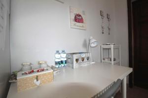 een kamer met een witte tafel met flessen water bij Le Cascine in Pisa