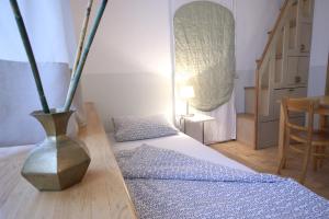 een kamer met een bed met een vaas op een tafel bij Moderne Studio Apartments und 4 Zimmer Wohnungen in Oberhausen, ideal für Geschäftsreisende und Monteure in Oberhausen