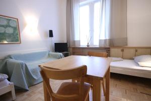 ein Wohnzimmer mit einem Tisch und einem Sofa in der Unterkunft Moderne Studio Apartments und 4 Zimmer Wohnungen in Oberhausen, ideal für Geschäftsreisende und Monteure in Oberhausen