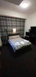 um quarto com uma cama num quarto em The Lodge Guest Accommodation em Barrow in Furness