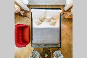 una vista sul soffitto di una camera da letto con letto e cuscini di Villa Frua a Stresa