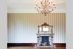 una camera con camino e lampadario pendente di Villa Frua a Stresa