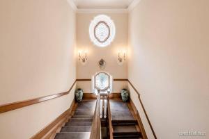 un corridoio vuoto con scale in un edificio di Villa Frua a Stresa