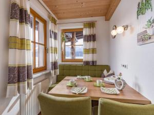 ein Esszimmer mit einem Holztisch und Stühlen in der Unterkunft Gästehaus Schwaiger - Wiesenweg in Kössen