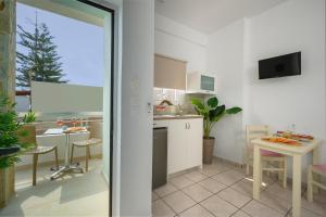 Kuchyňa alebo kuchynka v ubytovaní Hermes Beach Front
