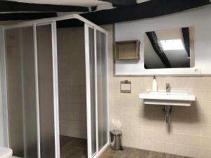 un baño con lavabo y espejo en CASA RURAL DOSAL, en Ruiseñada 14 fotos más