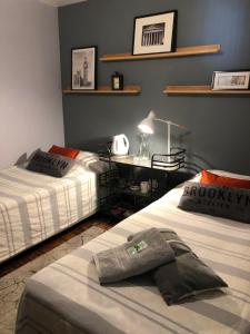 1 dormitorio con 2 camas y escritorio con lámpara en Rent apart Las Condes, en Santiago