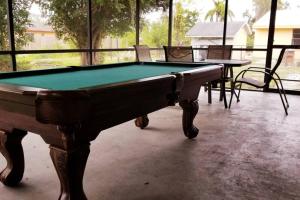 un tavolo da biliardo in cima a un patio di San Carlos Paradise! a Fort Myers