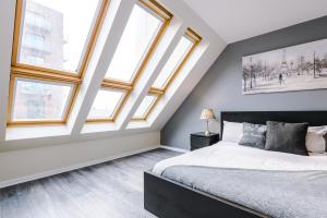 a bedroom with skylight ceilings and a bed with white sheets at Bright&Modern Contractor House by Niji Short Stays in Manchester