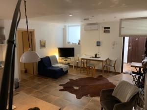 Μια τηλεόραση ή/και κέντρο ψυχαγωγίας στο A6 Apartment