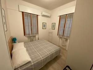 帕多瓦的住宿－Portello，一间小卧室,配有床和2个窗户