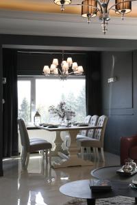 comedor con mesa, sillas y ventana en Czantoria View Apartment Ustroń en Ustroń