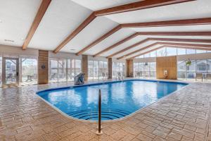 ein großer Pool in einem Gebäude mit Fenstern in der Unterkunft Links at Thousand Hills in Branson