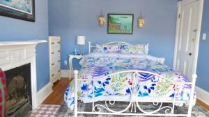 מיטה או מיטות בחדר ב-The Jellybean Heritage Inn