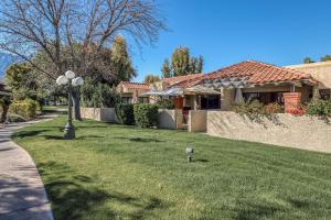 uma casa com um quintal com uma luz de rua em Casa de Oasis Permit# 549 em Palm Springs
