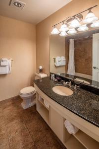 Ванная комната в Collegian Hotel & Suites, Trademark Collection by Wyndham
