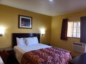 Ένα ή περισσότερα κρεβάτια σε δωμάτιο στο Providencia Motel