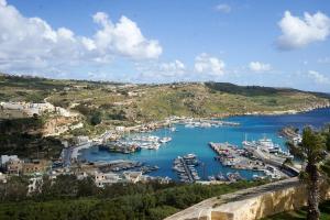 widok na port z łodziami w wodzie w obiekcie GetawayNpetto Private Duplex Maisonette with Jacuzzi Hot Tub w mieście Mġarr