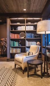 a living room with a couch and a book shelf with books at Hotel Jackson in Jackson