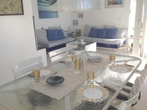een eetkamer met een glazen tafel met stoelen bij Sol Pins II - Salvador in Tamariu