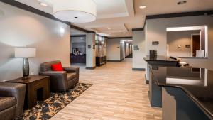 a lobby with two chairs and a bar in a hospital at Best Western Plus Philadelphia-Choctaw Hotel and Suites in Philadelphia