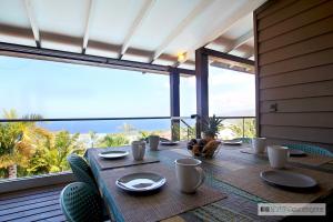 - une table à manger avec vue sur l'océan dans l'établissement La Villa Stella ****, à Saint-Leu