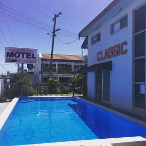 una piscina frente a un hotel en Classic Motel, en Gold Coast
