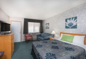 Кровать или кровати в номере Almada Inn