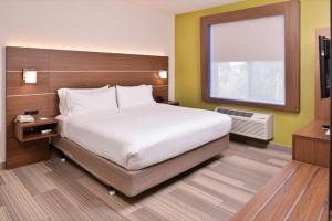 Postel nebo postele na pokoji v ubytování Holiday Inn Express Hotel & Suites Albany by IHG