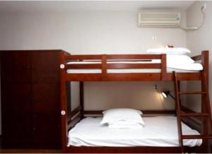 Poschodová posteľ alebo postele v izbe v ubytovaní Chengdu Meizhixing Hotel