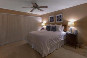 Amelia Island Oceanfront 2 Master Suites客房内的一张或多张床位
