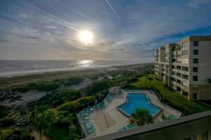 Amelia Island Oceanfront 2 Master Suites内部或周边的泳池