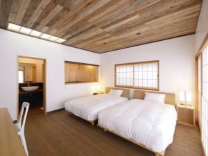 Postel nebo postele na pokoji v ubytování NIPPONIA HOTEL Takehara Saltworks Town