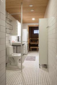 łazienka z toaletą i umywalką w obiekcie 2ndhomes Deluxe 1BR Kamppi Center Apartment with Sauna and Terrace w Helsinkach