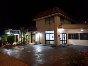 ein Geschäft vor einem Gebäude in der Nacht in der Unterkunft Caravilla Motor Inn in Taree