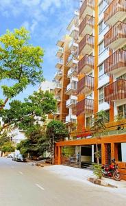 un edificio de apartamentos alto en el lateral de una calle en Hotel Omni Residency Dhaka en Dhaka