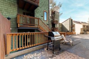 einen Grill außerhalb eines Hauses mit Balkon in der Unterkunft Après Adventure in Steamboat Springs