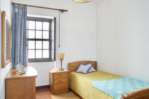 1 dormitorio con 2 camas y ventana en Captain Pisco's Palheiro - Great Location, en Costa Nova