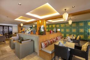 un hall d'un hôtel avec un bar et des chaises dans l'établissement Sawaddi Patong Resort & Spa by Tolani - SHA Extra Plus, à Patong Beach