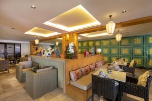 Posezení v ubytování Sawaddi Patong Resort & Spa by Tolani - SHA Extra Plus