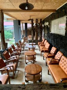 una fila di sedie e tavoli in un ristorante di Nuwono Tasya Syariah a Bandar Lampung