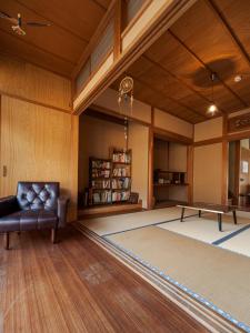 a living room with a couch and a table at ゲストハウス メグルヤ 中山道柏原宿 in Maibara