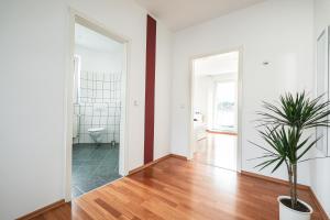 - une salle de bains pourvue de toilettes et d'une plante dans l'établissement Apartment mit Wohnflair, à Essen